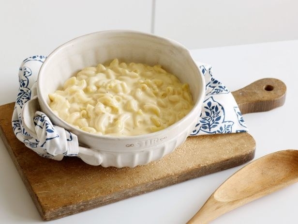 This one-bowl masterpiece features four cheeses, a hint of mustard, and noodles cooked in milk for extra creaminess 🙌 I may never use the stove again. Recipe here.