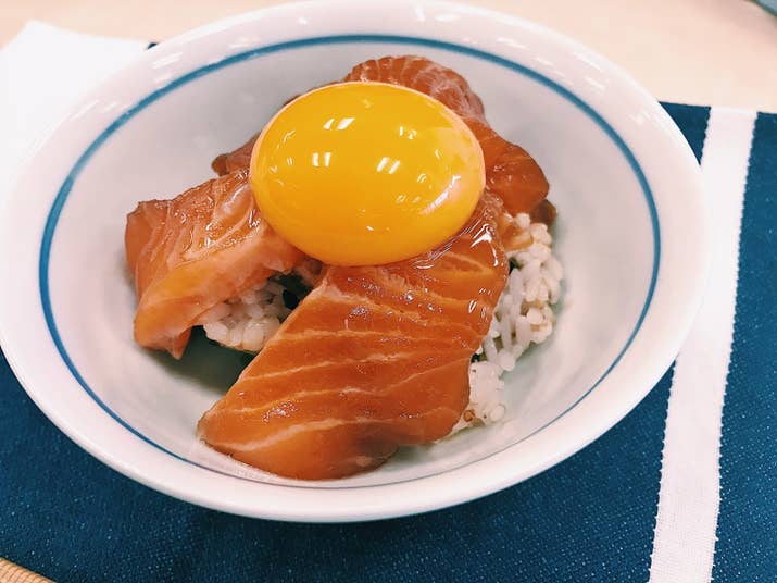 マグロでお馴じみの「漬け」では…と。一般的な「漬け」は醤油にみりんや酒をいれて味をまろやかにしますが、めんつゆにはこれらの調味料がすでにはいっているからお手軽です。