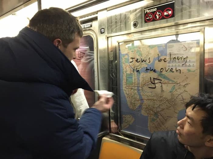 鉤十字だらけの地下鉄車内 Nyの乗客たちは協力して落書きを消した