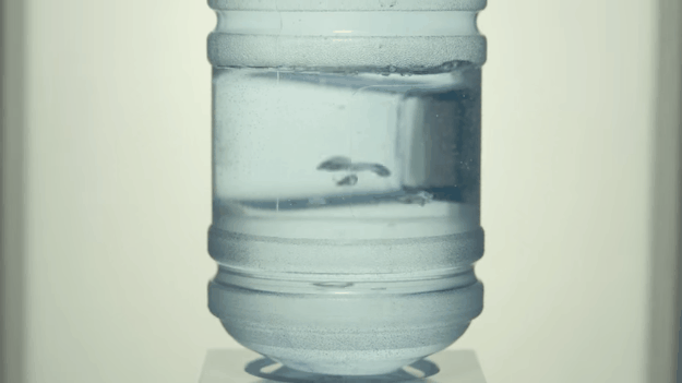 Você sai um pouco da posição em que passa o dia todo, ganha uns minutinhos para clarear as ideias e, claro, faz um bem para sua saúde. Às vezes uma dorzinha de cabeça incômoda durante o dia pode ser só falta de água.