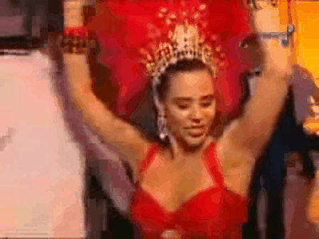 Narcisa, rainha absoluta do Baile do Copa, não se deixa intimidar pela high society carioca.