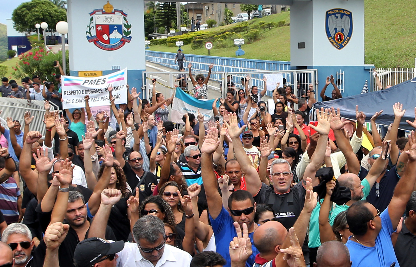 Policiais civis em frente ao Quartel do Comando Geral da PM.