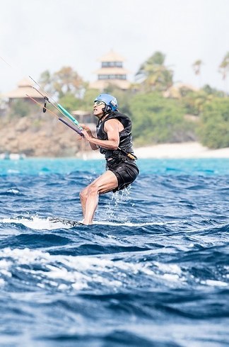 動画 カリブ海でカイトサーフィンするオバマ氏が楽しそう