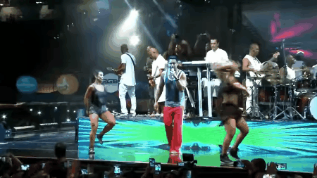 Carla Perez reencontrou a Sheila Carvalho no ensaio do Harmonia do Samba e foi só nostalgia.