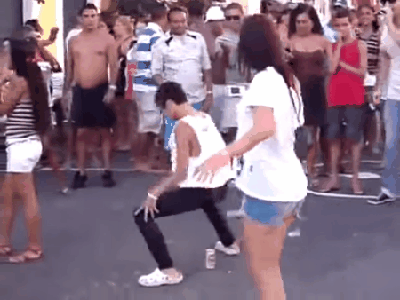 É isso mesmo que você está vendo, ele dança na boquinha da garrafa abrindo um espacate numa lata de cerveja.