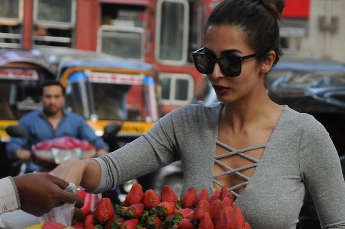 Malaika Arora Khan Sex Videoxxx - 8 Deeply Important Photos Of Malaika Arora Khan Buying Strawberries Off The  Street