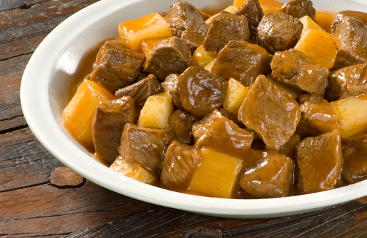 Para facilitar a sua vida, pode comprar a carne já em cubos. Basicamente se trata de refogar tudo, bem temperado, e cobrir com água até cozinhar. Veja a receita aqui.