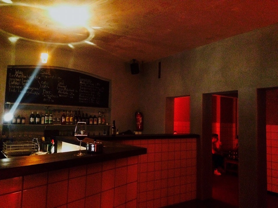 Der Erste Stock ist der klassische Wochenend-Durchlauferhitzer, den du besuchst, bevor du in den Club weiterzieht. Unschlagbare Gin-Tonic-Preise und eine passable Bierauswahl machen die kleine, spartanisch eingerichtete Bar im ersten Stock eines Wohnhauses zu einer der besseren Alternativen rund um den Hans-im-Glück-Brunnen.