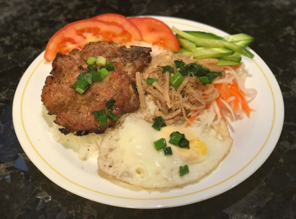 Arroz quebrado com carne de porco frita, um ovo no vapor e um pouco de bì é o café dos campeões no Vietnã.