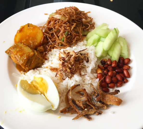 Na Malásia, o nasi lemak está no menu.