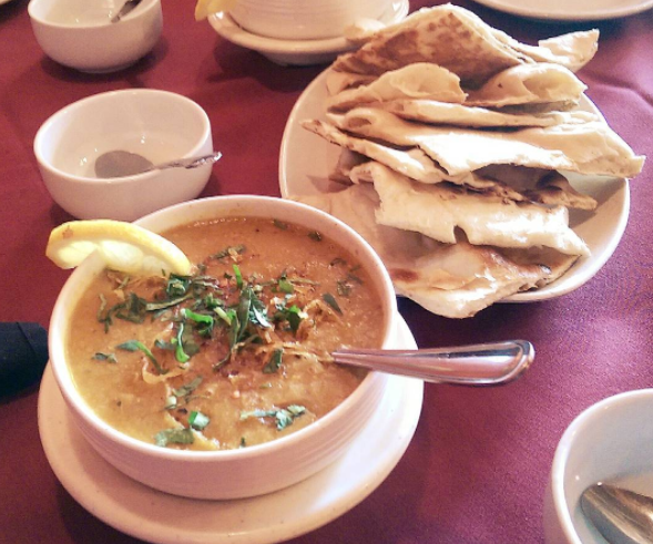 Os iranianos adoram o haleem — um guisado de arroz feito com trigo, lentilhas, carne e temperos.