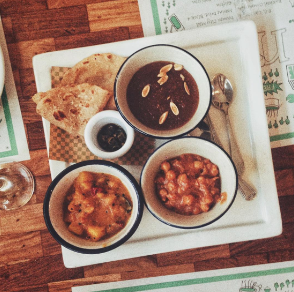 No Paquistão, quem quiser um grande café da manhã pede um halwa puri.