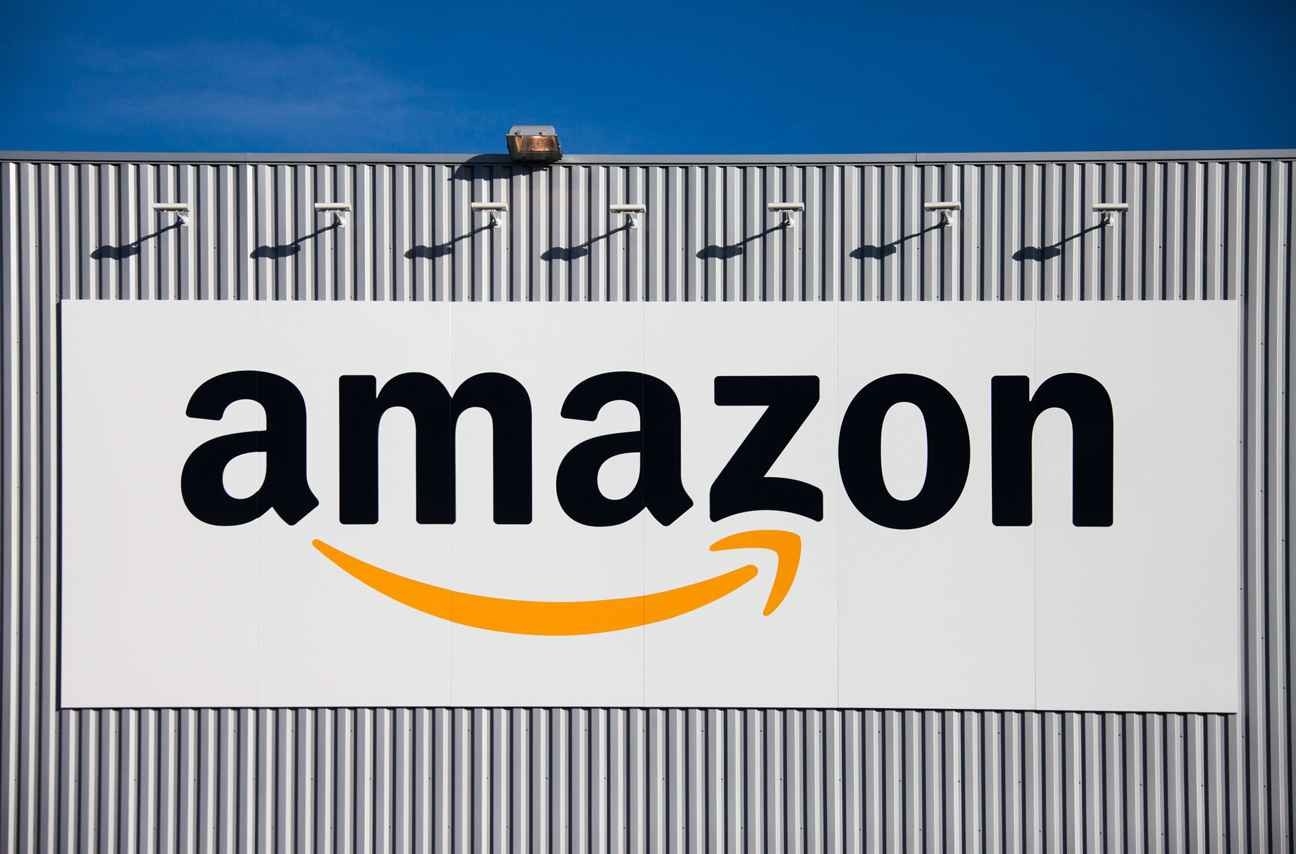 Vous êtes au bon endroit, nous vous regroupons sur cet article quelques bons conseils pouvant réellement vous aider à baisser les couts de vos achats auprès de ce leader du e-commerce. Comparer les offres avant d’acheter Amazon est réputé pour être le coin des bonnes affaires. Vous pouvez y trouver des articles beaucoup moins chers qu’en magasin. De plus, il n’y pas que du neuf, d’intéressants articles d’occasion sont vendus à des prix incroyablement bas sur la plateforme. Pour baisser davantage le cout de ses emplettes, il est pourtant conseillé de comparer les prix avant d’acheter. Pour le même produit, Amazon vous donne accès à une grande variété de modèles, marques et marchands. Certaines boutiques peuvent par exemple appliquer des conditions de renvoi plus flexibles ou un frais de retour moins cher. Une petite comparaison vous permettra ainsi de payer moins cher. Choisissez des produits pouvant être livrés gratuitement Les offres de livraison gratuite sont courantes sur Amazon France et pourtant, elles ne concernent généralement que les achats d’un montant minimum de 25€. Si votre panier comporte un produit n’étant pas classé « Panier Plus », vous pouvez cependant profiter d’une livraison gratuite en Relais Colis ou Colissimo grâce à une astuce encore peu connue. Il s’agit d’incorporer un livre à 1 euro à votre commande. En effet, en achetant un livre sur Amazon France, vous bénéficiez d’office d’une livraison gratuite ou presque (0,01€). Vous pouvez choisir n’importe quel livre de votre choix. Si cette idée ne vous plaît pas, vous pouvez tout simplement faire en sorte que le montant de votre panier atteigne les 25€. Obtenir des réductions ou des cashback Les offres de réductions et cashback abondent sur internet. Il y en a pour tous les envies et tous les budgets. Vous pouvez obtenir des réductions sur un article particulier, un catalogue entier ou la totalité de votre panier sur Amazon France et auprès des vendeurs tiers. Il suffit donc de bien chercher. Les réductions vont de 10 à 50% et peut-être même plus à certaines périodes de l’année. Pour en bénéficier, il faudra bien retenir le code promo associé à l’offre et l’insérer dans la case prévue à cet effet, au moment de la commande sur Amazon. Pour faire des économies, il est également possible de passer par un site de cashback. Ce dernier vous retourne un certain pourcentage de vos dépenses une fois la commande validée par Amazon. Vous trouverez tous les bons plans Amazon iciS’inscrire sur Amazon Premium Pour les gros acheteurs, rien de mieux qu’une souscription à l’Amazon Premium pour faire de grosses économies. Une seule inscription à seulement 49,9€ par an et sans engagement, suffit pour que tous les membres de votre famille puissent profiter de la livraison gratuite illimitée, sans montant minimum de commande, offerte par Amazon. De plus, les commandes sont livrées en un seul jour ouvré contre 2 à 3 jours pour les acheteurs n’ayant pas activé le service. De plus, si le délai de livraison dépasse celui annoncé, le membre Premium a la possibilité de faire une réclamation.