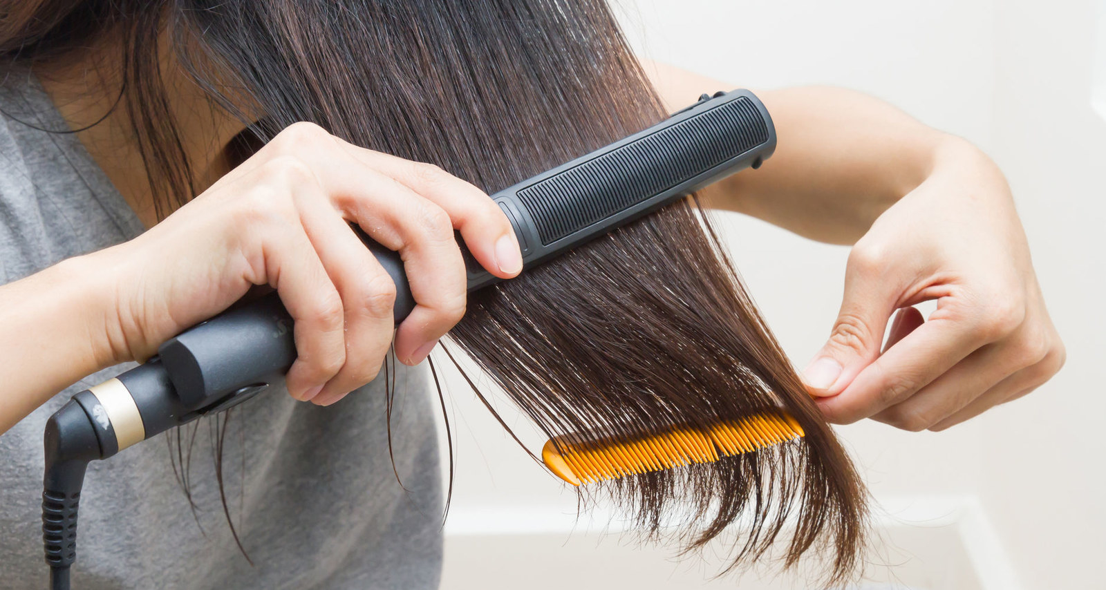 Particuliers et professionnels l’ont adopté grâce à son côté pratique. Pour avoir de beaux cheveux en quelques minutes, c’est l’outil parfait. En somme, c’est une petite star dans le monde de la coiffure. Si vous ne la connaissez pas encore, voici des informations concernant le fer à lisser. L’utilité du fer à lisserEnvie d’avoir de beaux cheveux lisses ? Il vous faut un fer à lisser. Il faut dire que c’est la fonction principale de l’appareil et il fait preuve d’une grande performance. Avec un bon lisseur, même les cheveux crépus deviennent raides en un rien de temps. Faire des boucles ou bien friser les cheveux, c’est aussi possible avec un fer à lisser si l’appareil dispose d’un embout arrondi. Le lisseur arbore souvent un design remarquable. Les fabricants misent sur un revêtement de qualité afin de garantir aux usagers une prise de main facile. Pour bien utiliser un lisseur et éviter les risques de brûlures, il faut savoir la positionner comme il se doit avant de refermer les plaques de glisser l’appareil doucement. Les caractéristiques du fer à lisser Un lisseur pour cheveux est un appareil composé de deux plaques chauffantes faites avec des matériaux variés. Les modèles en céramique sont très performants, car ils permettent une diffusion homogène de la chaleur. Les plaques en tourmaline sont en revanche à privilégier si on veut éviter les frisottis. Quant à celles en titane, elles se démarquent par leur durabilité. Pour fonctionner comme il se doit, le fer à lisser est aussi équipé d’un thermostat réglable ou fixe. La chaleur fournie par les deux plaques chauffantes diffère ainsi d’un appareil à un autre. En général, elle est comprise entre 200°C et 230°C. En ce qui concerne la taille du lisseur, elle est très variée. Des petites pinces à lisser de 15 cm de long et des modèles beaucoup plus imposants sont disponibles sur le marché. Zoom sur les technologies des lisseursLe lisseur se décline en différentes catégories. À part les modèles classiques dotés de plaques lisses, des fers, qui servent à réaliser des boucles ou des courbes, qualifiés de stylers ou I-curl sont aussi disponibles. Depuis un certain temps, d’autres appareils aux fonctionnalités avancées ont fait leur apparition. On cite, entre autres le roll lisseur ou lisseur rotatif qui permet d’optimiser le volume des cheveux, le lisseur à vapeur muni d’un réservoir d’eau très utilisé lors des soins capillaires spécifiques, les plaques vibrantes utiles pour créer de petites mèches onduleuses, le Wet & Dry qui sert à lisser des cheveux humides ainsi que le lisseur ionique. Quelques conseils de choix et d’utilisationUn lisseur muni d’un bon régulateur, c’est l’idéal. C’est un passe-partout. En outre, si vous avez des cheveux sensibles, il vaut mieux opter pour un fer à lisser doté de plaques en céramique. En revanche, s’ils sont bouclés, frisés ou rebelles, il vaut mieux opter pour un lisseur muni de plaques en tourmaline. Vu que ces dernières émettent des ions négatifs en abondance sous l’effet de la chaleur, elles éliminent les épis et donnent un aspect plus glissant aux cheveux. Enfin, si vous avez des cheveux épais, le lisseur en titane peut vous combler. Notons que pour l’appareil doit beaucoup plus efficace et durable, il faut bien l’entretenir. Ainsi, évitez de l’utiliser sur des cheveux humides sauf s’il est du type Wet & Dry. Il faut aussi l’éloigner d’un point d’eau. Enfin, pensez à nettoyer les plaques après chaque utilisation.