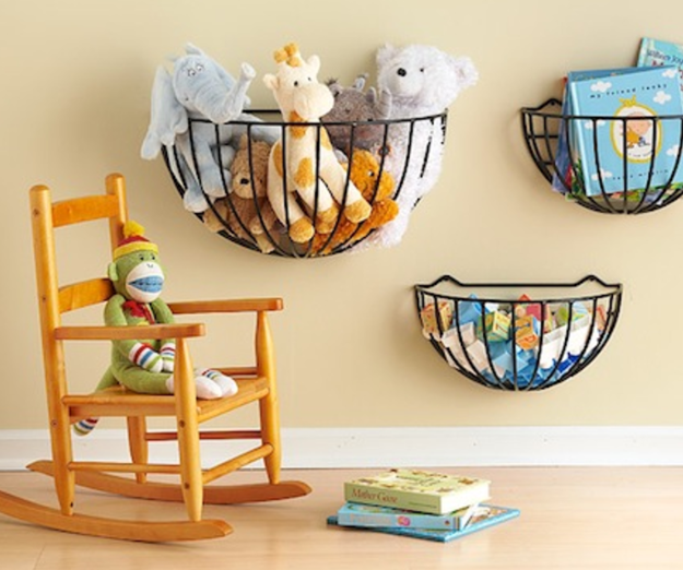Use cestas aramadas de parede para guardar as pelúcias e os brinquedos dos seus filhos.