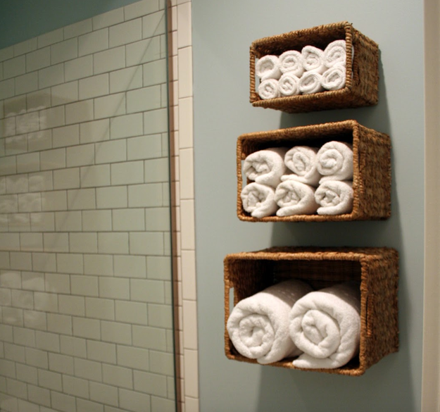 Pendure cestas no banheiro para guardar toalhas.