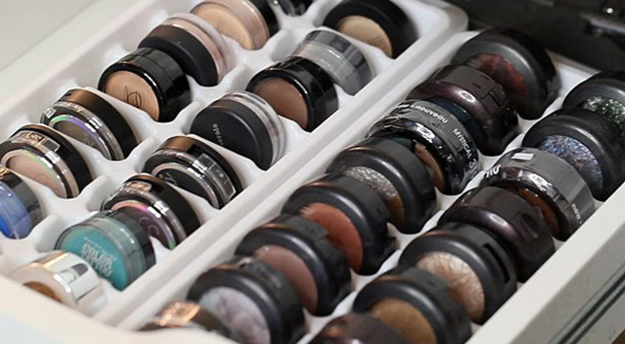 Organize suas sombras com forminhas de gelo.