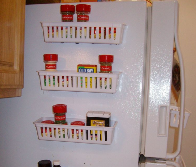 Crie estantes magnéticas para os temperos na geladeira e libere espaço no seu armário.
