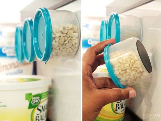 Grude ímãs no fundo de embalagens plásticas para deixar alguns alimentos à mão.
