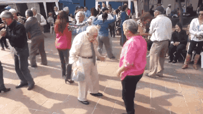 Cantar, aplaudir al ritmo de la música y platicar al mismo tiempo porque son asombrosos y multifacéticos.