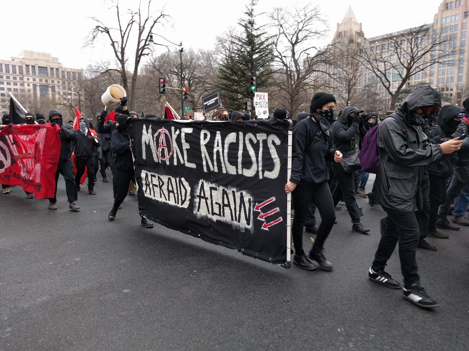 Анархист. Типичный анархист. Художественный протест. Агрессивный анархист. Экстремисты на протестах.