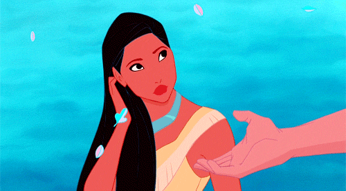 A maior representante do ecofeminismo da Disney, Pocahontas é uma das poucas princesas que escolhem seu próprio destino e negam seu príncipe, porque, para ser honesta, ela tem coisas mais importantes a fazer do que ir tomar um chazinho na Inglaterra. Pocahontas é livre, autoconfiante e corajosa, e todas as lições que ela ensina têm a ver com amor, respeito e igualdade. Pocahontas não é salva por ninguém. Pelo contrário, ela é a única que salva John Smith e, quando ele vem com todo esse 'Meu amorzinho' para ela, ela devolve com um 'Cara, você não está entendendo. Se você continuar assim, não vai dar'.Moral da história: Você acha que é dono de tudo aquilo que vê, seu idiota?