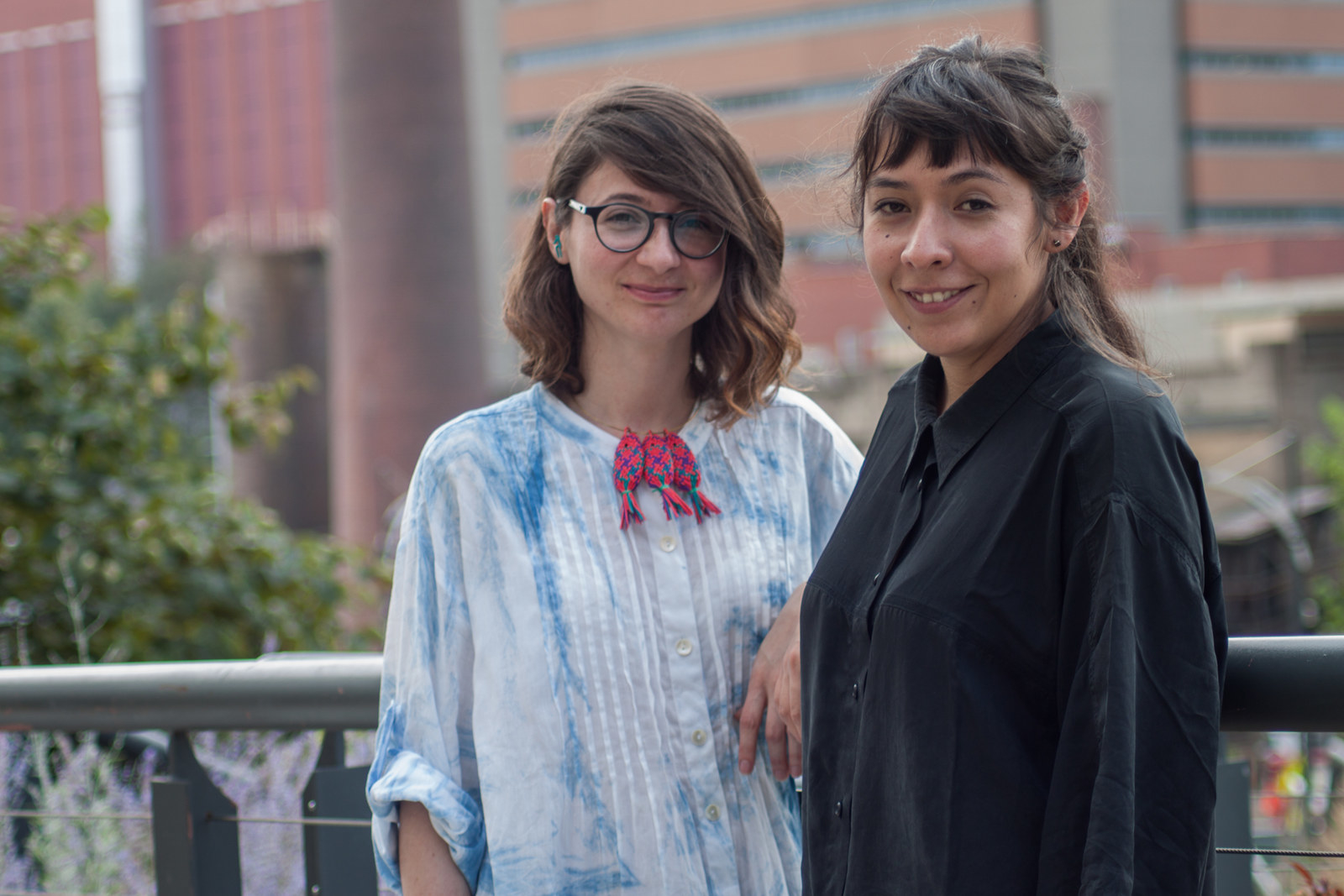 "Somos Olga Olivares y Pilar Obeso, y nuestro proyecto se llama TALLER NU. Somos un estudio de diseño social que exploramos los límites entre la moda y el arte; nos enfocamos en crear un negocio ético y sostenible. Al crear empleos y capacitar a la población penitenciaria, atacamos los problemas a los que las internas se enfrentan una vez que están en libertad, evitando así una posible reincidencia. Celebramos la energía positiva que el estudio atrae, pues a pesar de enfrentar varios retos, seguimos adelante gracias al entusiasmo de nuestro equipo y de la gente que nos ha apoyado".Pilar: "Para mí es muy fácil imaginar un mejor futuro, pero gracias a este proyecto, hoy canalizo ese idealismo y trato de entender todas las perspectivas de una situación. También soy más sensible y atenta a lo que pasa a mi alrededor. No me vale madres México porque le debo mi identidad, lo que más quiero e increíbles tradiciones y costumbres. Este país nos ha dado desde maravillas naturales hasta creaciones de talentosos mexicanos que se la han rifado desde siempre".Olga: "El taller me ha hecho vivir todo tipo de experiencias, he crecido tanto profesional como emocional y humanamente. No me vale madres México porque estamos llenos de gente maravillosa que a pesar de cualquier circunstancia te dará la mano. "Porque siempre habrán unos deliciosos tacos en alguna esquina."Porque tenemos lugares que siempre van a desafiar la imaginación."Porque no hay un día sin que algo me sorprenda y me haga sonreír".—Pilar Obeso y Olga Olivares