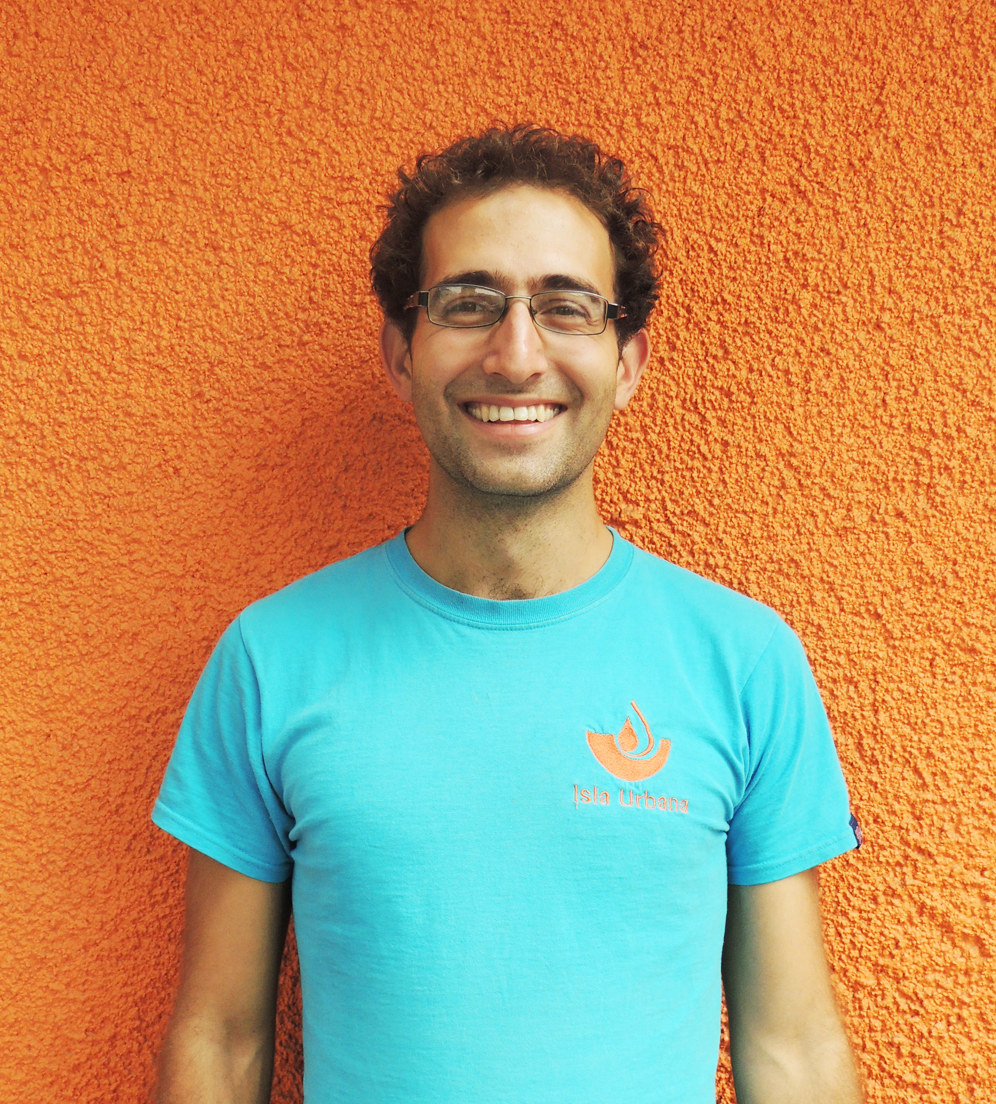 "Soy Enrique Lomnitz, mi proyecto se llama Isla Urbana, y lo que buscamos que la gente adopte la captación de lluvia como práctica común en la Ciudad de México para contribuir a la sustentabilidad de agua. Me ha sorprendido mucho cuánto deseo hay en la sociedad por ver y formar parte de un cambio positivo. Hasta en comunidades marginadas y de escasos recursos, hay gente preocupada por el medio ambiente. Este proyecto me ha dado un sentido de propósito muy fuerte, tanto por lograr nuestra misión, como por ver al equipo prosperar y florecer. "Sería difícil decir cuánto cariño y amor siento por México, ¿cómo me podría valer madres? Le tengo un aprecio profundo a este país porque recibió a mis abuelos como refugiados, y le dio a mi familia una nueva vida. Pero el cariño que le tengo es ante todo por la increíble calidez y generosidad de su gente. Siento la vida a flor de piel en México, brotando por todas partes. Creo que la gente aquí tiene una sabiduría particular; sabe generar felicidad y bienestar a pesar de todo lo que puede estar en contra. México me frustra y desespera a momentos, pero creo que es porque siento que tiene mucho potencial. Quiero ver a mi país lleno de abundancia y alegría".—Enrique Lomnitz