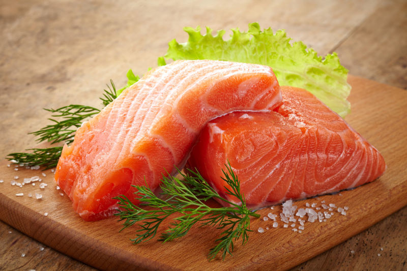 Presente em peixes como atum, salmão, cavala e arenque; o ômega 3 é um ácido graxo que faz parte da estrutura da matéria cinzenta do cérebro, promovendo a comunicação entre as células nervosas, mantendo-as leves e funcionais. O consumo do ômega 3 ajuda a manter o humor em alta, bem como ajuda a boa memória e concentração.