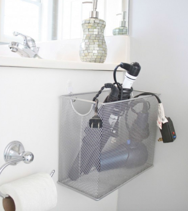 Pendure um organizador de escritório no banheiro para guardar sua chapinha ou secador.