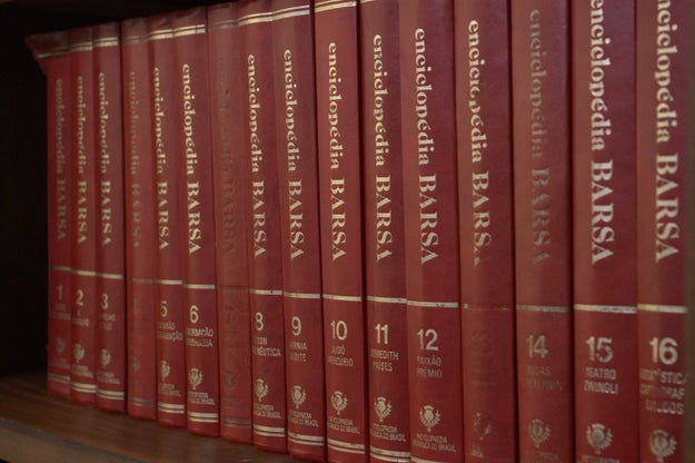 Este belo conjunto de enciclopédias alinhadas na estante.