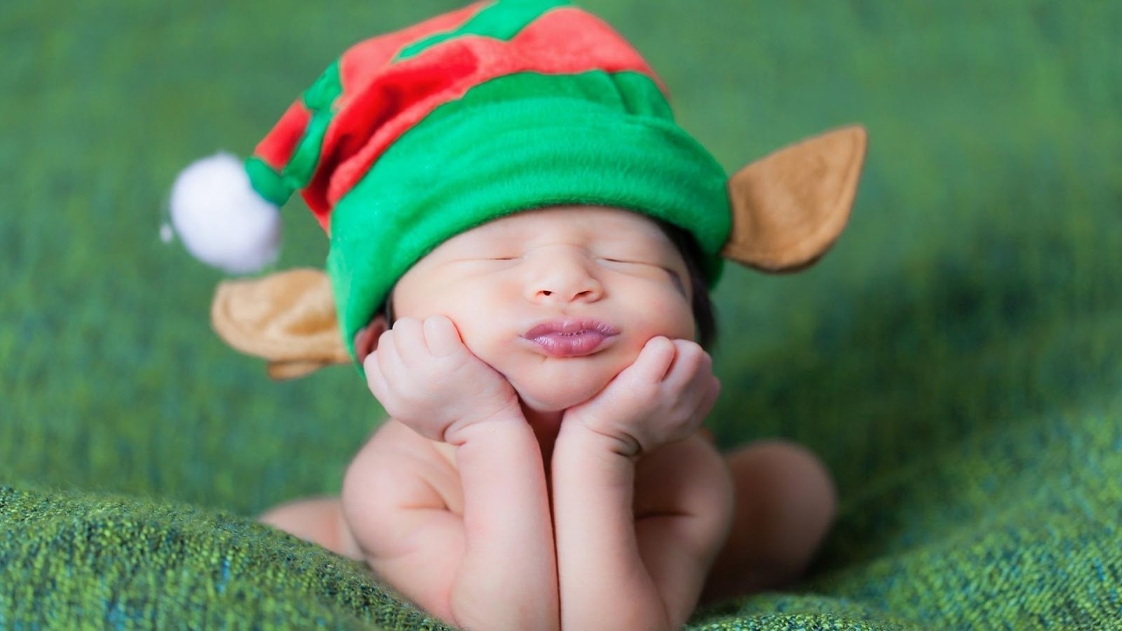 Babies should always wear a cozy hat when they are outside during winter, because inactive babies don’t work up body heat like active children and adults do when we’re out in the cold: They therefore lose a lot of their body heat through their heads. Why not choose a cute knitted hat that will make a real style statement? Aztec prints, animal-inspired creations and bold slogans are all very popular for children this season.
