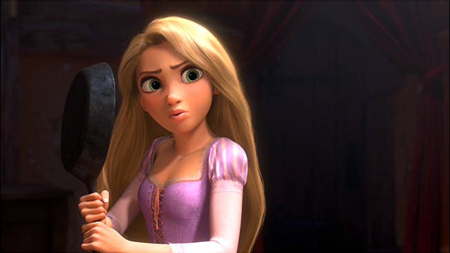 Vamos começar com o básico: quão bacana é uma princesa da Disney pegar uma frigideira e usá-la como uma arma? Existe uma maneira mais forte de reapropriar um símbolo da opressão feminina do que bater em alguém com ela?'Enrolados' é uma adaptação da história clássica de Rapunzel, em que uma princesa que está trancada no topo de uma torre é resgatada por um príncipe que tem que subir o edifício pelos seus cabelos longos. Fim. Mas a Rapunzel da Disney é muito mais do que isso. Enquanto ela está trancada, Rapunzel joga xadrez, estuda astronomia, lê tudo o que encontra pela frente e APRENDE A LUTAR COM O SEU CABELO. Sim, Rapunzel acaba tendo um final 'e eles viveram felizes para sempre', mas é por acaso, não porque ela estava procurando isso. Ela queria escapar da torre e ir explorar o mundo. E nesse mundo ela também encontrou o amor.Moral da história: A FRIGIDEIRA.