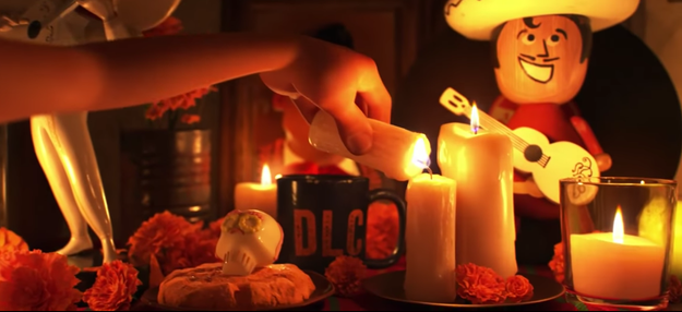 El altar que pone no es una gringada, tiene comida, música, velas, flores de cempasúchil, y ¡hasta la taza con agua!