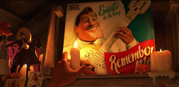 Aparece un cantante, Ernesto de la Cruz, que es una mezcla entre Jorge Negrete, Vicente Fernández y Pedro Infante.