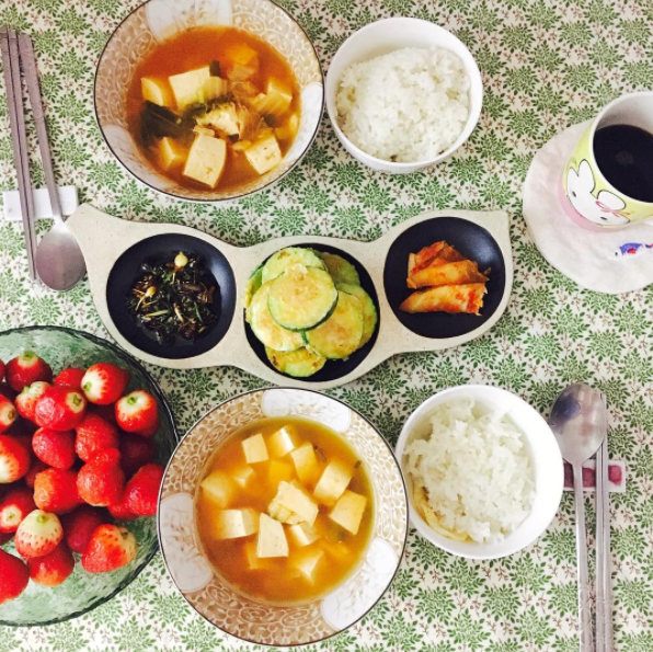 Os coreanos costumam comer o mesmo tipo de prato no café da manhã, almoço e jantar.