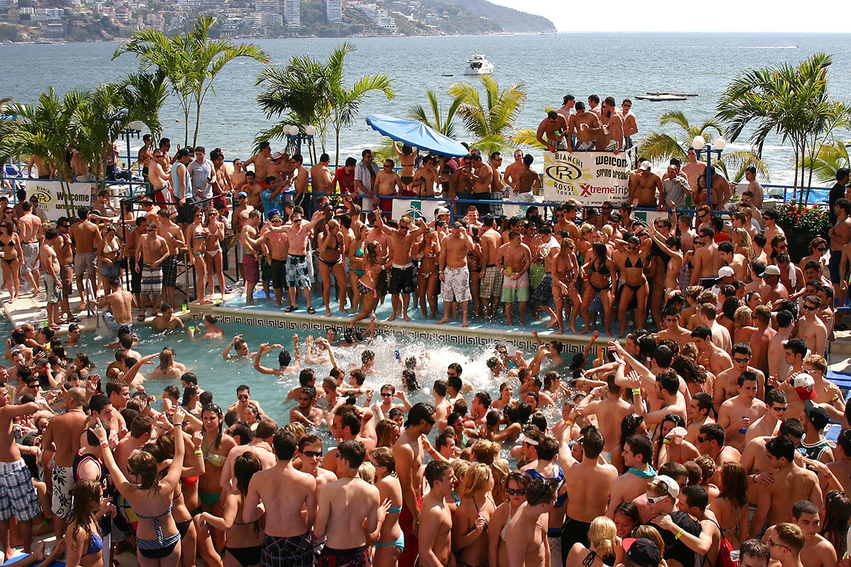 29 Photos That Show Just How Insane Spring Break Was In The 2000s pic
