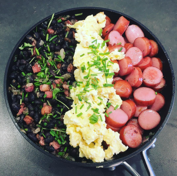 As pessoas na Costa Rica fazem um gallo pinto para o café da manhã.