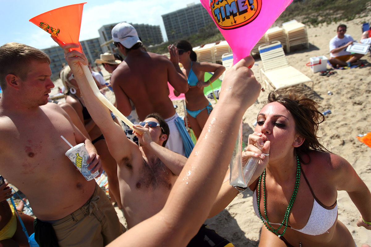 29 Photos That Show Just How Insane Spring Break Was In The 2000s image