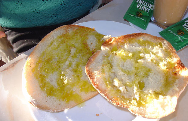 Na região espanhola da Andaluzia, basta um pão simples com azeite e sal.
