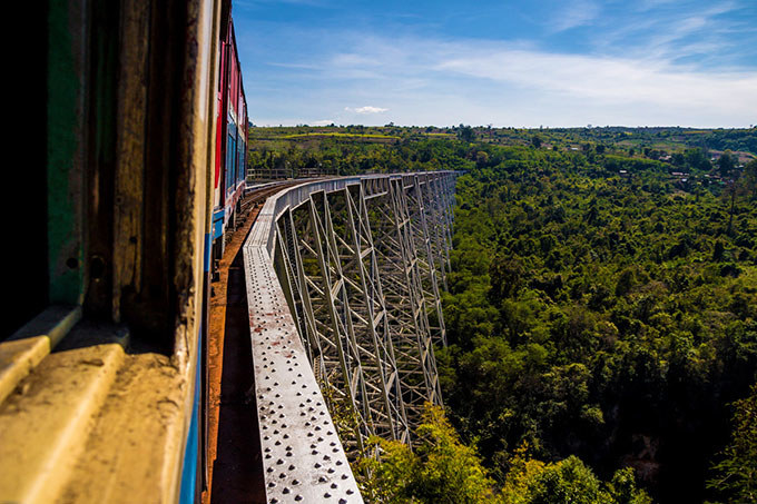 If a train trip is famous in Myanmar that is the one that covers the route from Hsipaw to Mandalay, in 11 hours of travel. Forget all you knew about the trains and their comfort and tie the luggage in the luggage compartments of the roof, as the train shakes in all directions in its slow walk between green landscapes and hills. The highlight of the route is the Viaduct of Goteik, a huge bridge over 100 years old that crosses a spectacular gorge with a height of 250 meters.