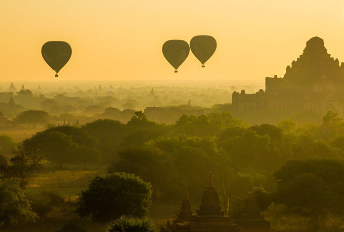 The most visited and magical place of Myanmar, Bagan and its more than 2,000 temples in ruins, is the relic of a past empire. You will not find an equal sunrise, raised to the top of one of its temples you will see how the black of the night fuses in colors while hundreds of temples surrounded by mists show before your eyes. At that moment, the balloons are launched into the sky, completing a perfect postcard. You cannot lose this!