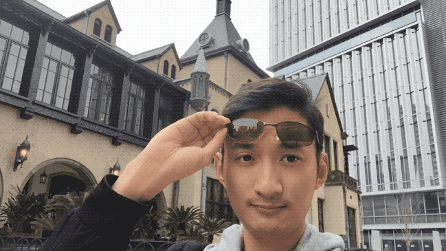 公式サイトを見ると、明るい室内か屋外での使用に適しているとのこと。今日はあいにくの曇り空ですが、かけて外を歩いてみました。