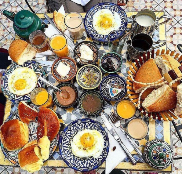 Os cafés da manhã marroquinos incluem ovos, pães e toneladas de molhos.