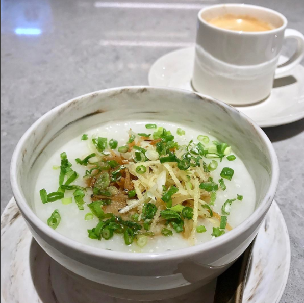 Congee — um mingau normalmente combinado com choco, porco ou ovos — está sempre no menu em Cingapura.