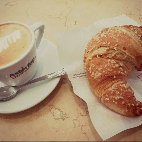 E, na Itália, as pessoas começam o dia com um cappuccino e um cornetto.