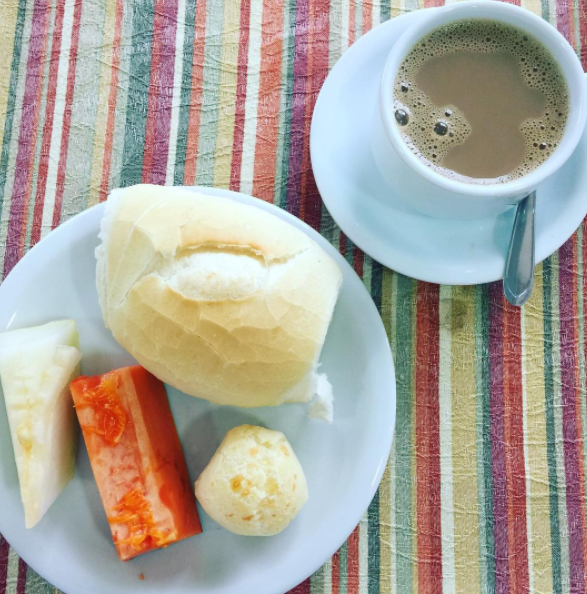 Os brasileiros gostam de pão francês, café e algumas frutas frescas.