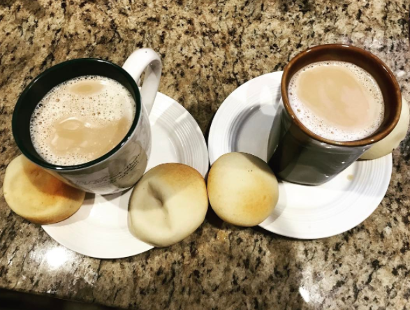 Os colombianos comem pandebono enquanto tomam goles de café durante a manhã.