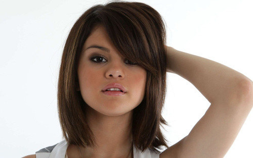 Most hair salons offered long bob styles until Selena adopted a new version of cut bobs. This bob looks thick enough and goes slightly above the shoulder length. For teens who want a style that is easy to maintain and look classy and trendy, then this style is the best option. She has been spotted with both the Ombre and side bang varieties of bob cuts.