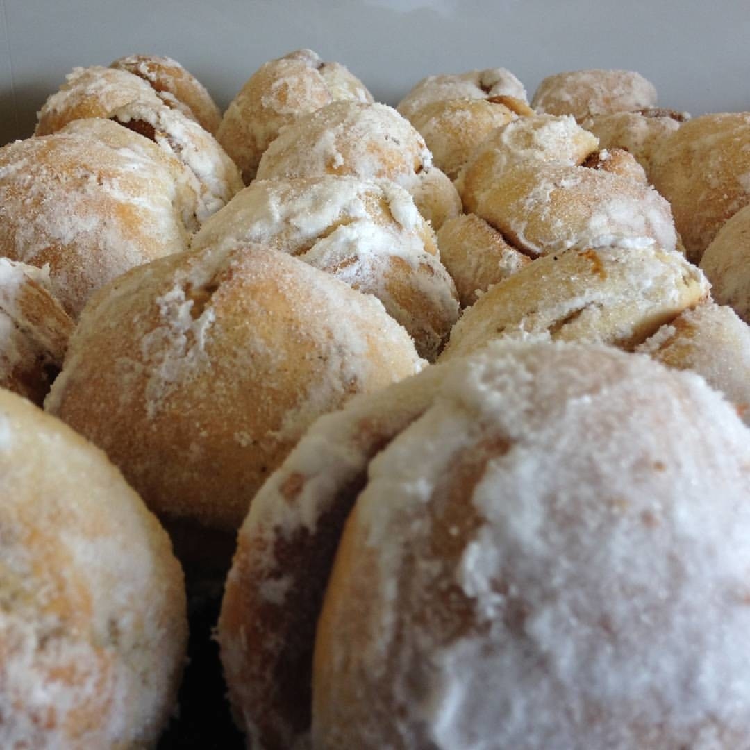 Whaaat? You might be wondering why this obscure pan rates so highly. Well, that's because it's just the perfect mixture of jam, powdered sugar and pan.